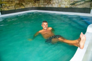 Mutlu adam Yeni Zelanda 'nın doğal havuzunda