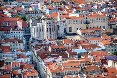 Lizbon 'un havadan görünüşü, eski ortaçağ binalarıyla yükselişte.