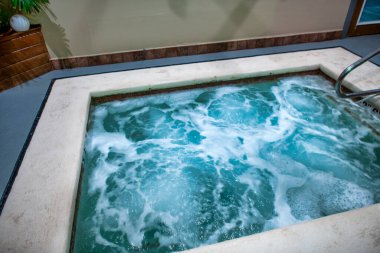 Hydro massage pool with moving water