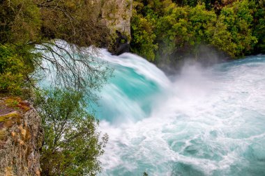Güçlü Huka Şelaleleri. Yeni Zelanda Şelaleleri