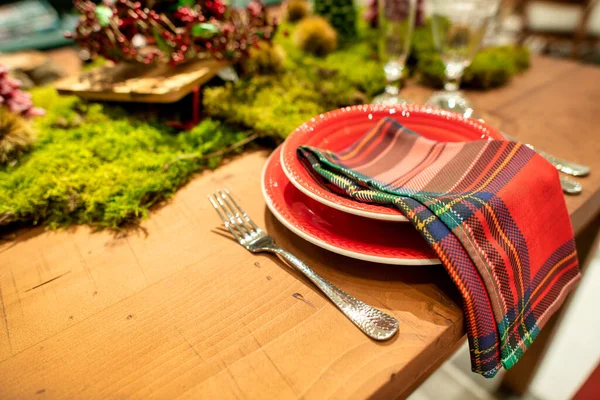 Schön Gedeckter Weihnachtstisch Mit Roten Tellern — Stockfoto