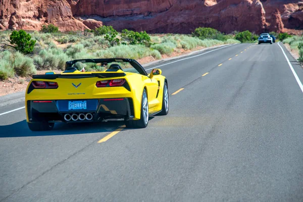 Arches National Park July 2019 Yellow Corvette Speeds Major Park — Stock Photo, Image