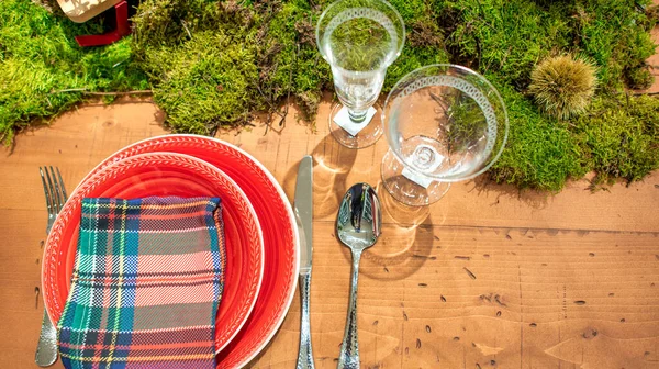 Schön Gedeckter Weihnachtstisch Mit Roten Tellern — Stockfoto