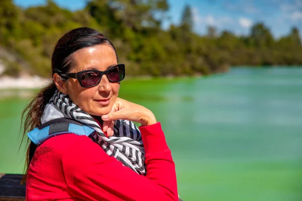 Mujer Sonriente Vestida Rojo Frontera Del Lago —  Fotos de Stock