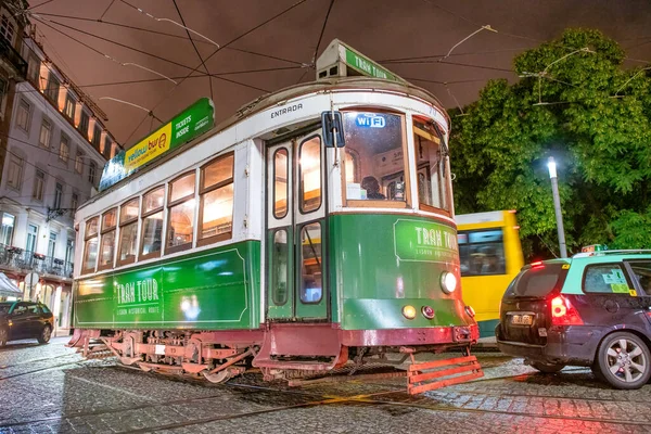 Lisbon Portugal Oktober 2018 Stadsgata Med Grön Spårvagn Och Turister — Stockfoto