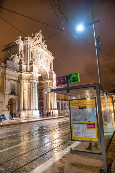 Лисбон Португал Октября 2018 Года Улица Города Туристами Ночью — стоковое фото