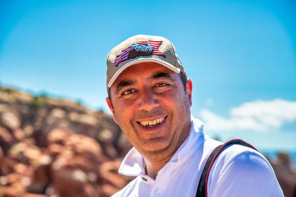 Glücklicher Mann Mit Hut Genießt Einen Moment Einem Nationalpark — Stockfoto