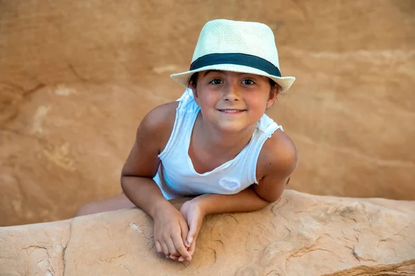 Young Girl Wearing Straw Hat Enjoying Moment National Park — ストック写真