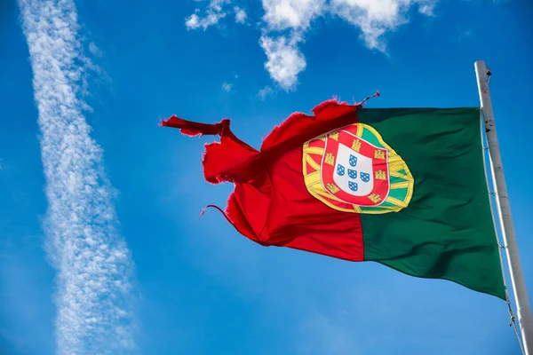Portugals Flag Mod Den Blå Himmel - Stock-foto