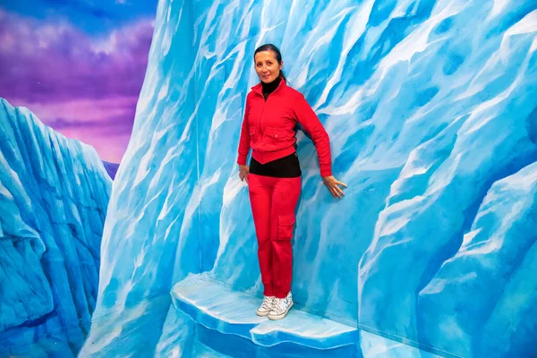Счастливая Женщина Одетая Красное Лазание Вертикальной Ледяной Стене — стоковое фото