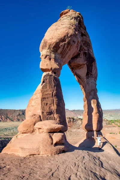 Homme Heureux Sous Arche Délicate Dans Parc National Des Arches — Photo
