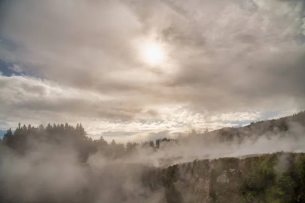 Geysers Dari Selandia Baru Dengan Kabut — Stok Foto