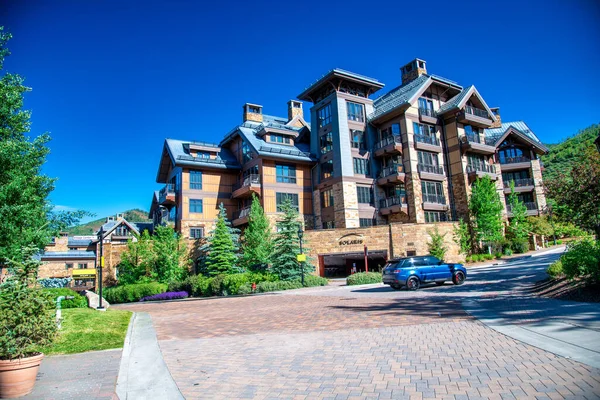 Vail Luglio 2019 Hotel Con Bella Montagna Sullo Sfondo Estate — Foto Stock