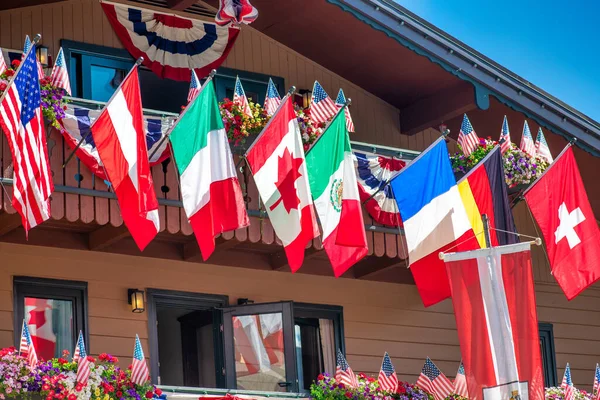 Uluslararası Bayraklar Bir Dağ Evinin Terasında Dalgalanıyor — Stok fotoğraf