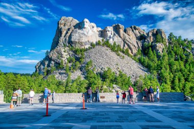 MT RUSHMORE, SD - 5 Temmuz 2019: Turistler ünlü cazibenin tadını çıkarıyorlar