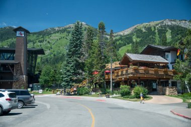 JACKSON HOLE, WY - 12 Temmuz 2019: Kasaba ve dağları olan Teton Köyü