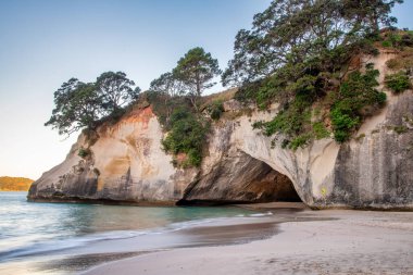 Gün batımında Katedral Koyu. Bu, Coromandel yarımadasında büyük bir cazibedir.