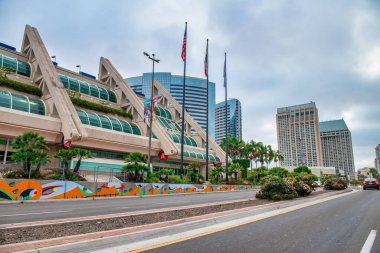 SAN DIEGO, CA - 29 Temmuz 2017: Bulutlu bir günde Harbor Drive boyunca trafik