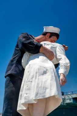 USS Midway, San Diego, California, ABD 'de Koşulsuz Teslim Heykeli