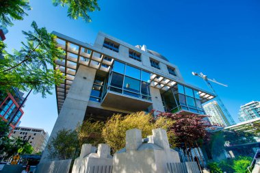 SAN DIEGO, CA - 30 Temmuz 2017: Güneşli bir günde Liman Köyü boyunca turistler