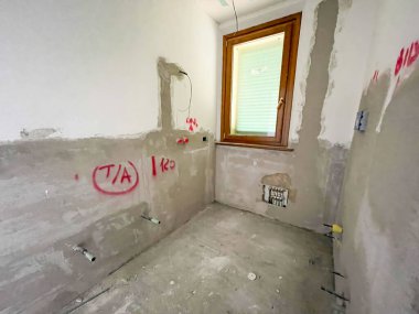 İnşaat banyosu, iç alçıpan döşemesi yeni yapılmış ana banyo.