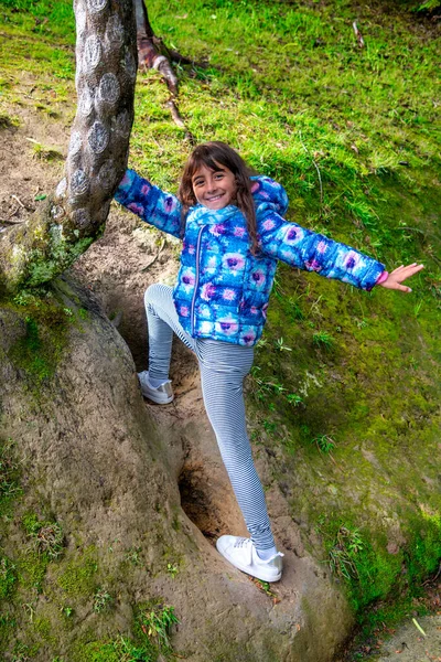 Menina Segurando Tronco Árvore — Fotografia de Stock