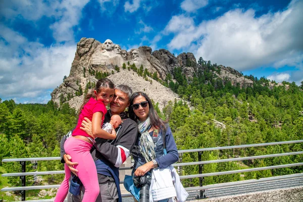 Glückliche Familie Besucht Touristenattraktion Rushmore — Stockfoto