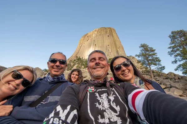 Turisti Felici Godono Della Vista Della Montagna Della Torre Del — Foto Stock