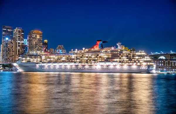 Kreuzfahrtschiff Bei Nacht Sydney Harbour Bridge — Stockfoto