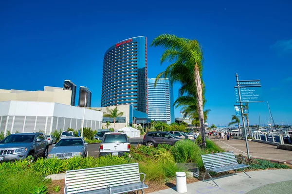San Diego Června 2017 Turisté Podél Seaport Village Slunečného Dne — Stock fotografie