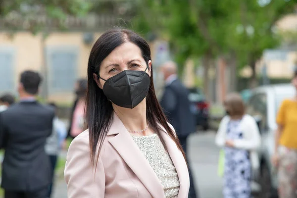 Frau Trägt Gesichtsmaske Für Zeremonie — Stockfoto