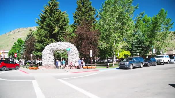 JACKSON HOLE - 2019年7月：美丽的阳光灿烂的一天，沿着城市街道的游客 — 图库视频影像