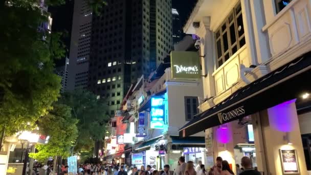 SINGAPORE - DECEMBER 31, 2019: Toeristen genieten van de laatste dag van het jaar langs de straten van de stad voor vuurwerk show — Stockvideo