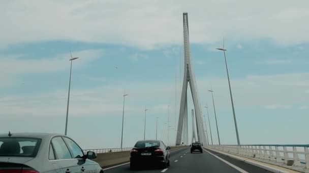 NORMANDY, FRANCE - JULY 2014: Cars cross Normandy Bridge in summer season — 图库视频影像