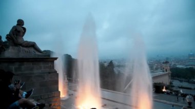 Montjuic 'teki merdivenler boyunca Barcelona' nın ünlü fıskiyeleriyle ışık gösterisi.