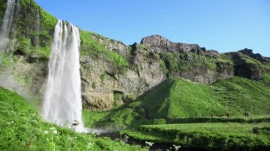 Seljalandsfoss Şelaleleri ve Dağları yaz mevsiminde, İzlanda Ağır çekim