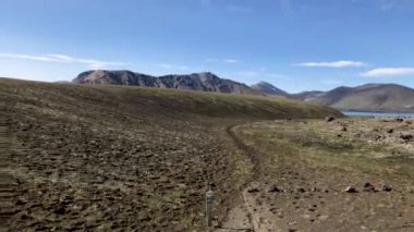 Landmannalaugar kırsalında ve yaz mevsiminde dağlarda, İzlanda