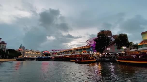 SINGAPUR - 3. JANUAR 2020: Singapurs nächtliche Skyline von einer Fährkreuzfahrt — Stockvideo