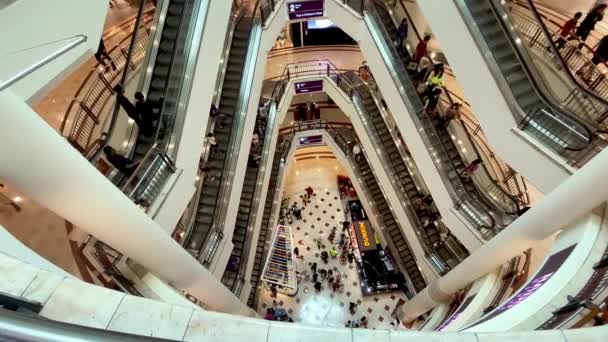 KUALA LUMPUR, MALAYSIA - 28. prosince 2019: Interiér Klcc Centra plný turistů a obchodů — Stock video