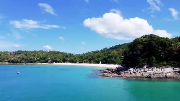 Playa Surin, Phuket. Vista aérea desde el avión no tripulado volador — Vídeo de stock