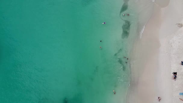 Вид с воздуха на красивый пляж в Таиланде, точка зрения дрона — стоковое видео