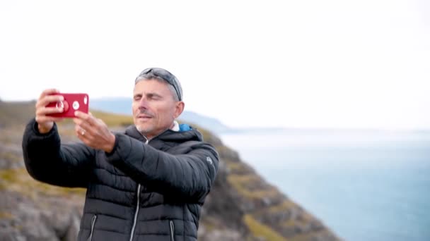 Hombre tomando selfies en Islandia Slow motion — Vídeo de stock