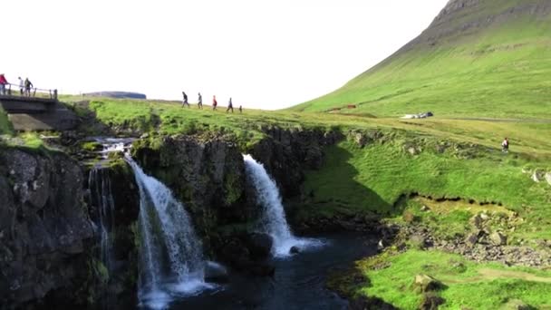 Kirkjufellfoss Şelaleleri Yaz mevsiminde, İzlanda — Stok video