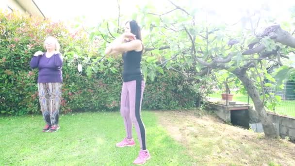 Vier vrouwen met fitness outdoor met gezichtsmasker opknoping van de bomen — Stockvideo