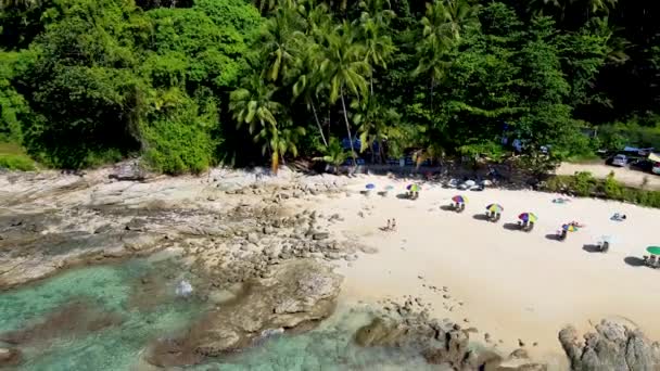 Surin Beach, Phuket. Luchtzicht vanuit vliegende drone — Stockvideo