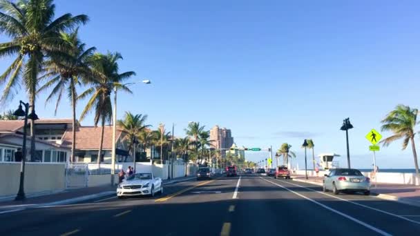 FORT LAUDERDALE, FL - FEBRERO 2016: Tráfico de coches a lo largo de la ciudad frente al mar en un día soleado — Vídeos de Stock