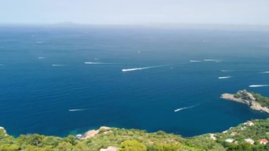 İHA 'dan Amalfi Sahili. Punta Campanella Doğal Parkı ve yaz mevsiminde sürat tekneleriyle sahilin panoramik manzarası