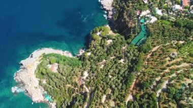 İHA 'dan Amalfi Sahili. Punta Campanella Doğal Park ve yaz mevsiminde sahilin panoramik manzarası