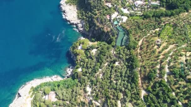 Wybrzeże Amalfi z drona. Punta Campanella Park Naturalny i panoramiczny widok na wybrzeże w sezonie letnim — Wideo stockowe