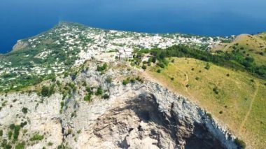 Yaz mevsiminde Capri dağları ve deniz. Solaro Dağı 'ndan insansız hava aracı bakış açısı